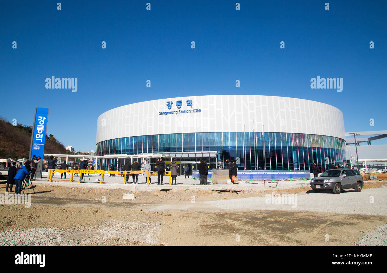 Gare de Gangneung, 21 novembre 2017 : la station de Gangneung est vue à Gangneung, à l'est de Séoul, en Corée du Sud. La ligne Gangneung KTX (Korea train Express) ou le réseau ferroviaire à grande vitesse reliera l'aéroport international d'Incheon à Gangneung où se tiendront les sports de glace des Jeux olympiques d'hiver de 2018 à PyeongChang. Les nouveaux chemins de fer commenceront à fonctionner en décembre 2017. Les Jeux Olympiques d'hiver de PyeongChang auront lieu pendant 17 jours à partir de 9 février - 25, 2018. Les cérémonies d'ouverture et de clôture et la plupart des sports de neige auront lieu dans le comté de PyeongChang et le comté de Jeongseon accueillera des événements de vitesse alpine. (Photo par Banque D'Images