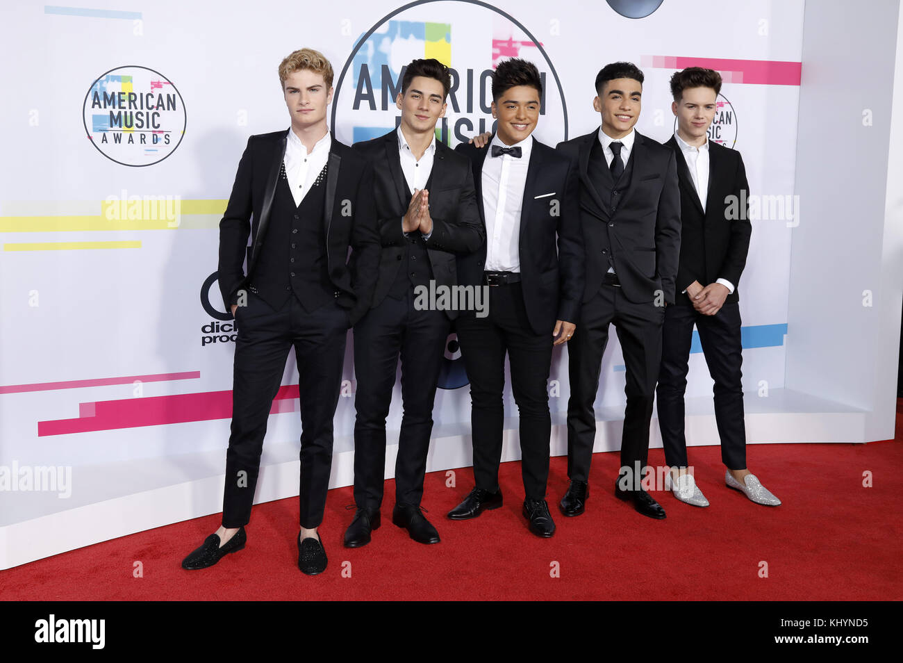 Brady Tutton, chance Perez, Sergio Calderon Jr., Drew Ramos et Michael Conor (dans la vraie vie) assistent aux American Music Awards 2017 au Microsoft Theatre le 19 novembre 2017 à Los Angeles, Californie. | Verwendung weltweit Banque D'Images