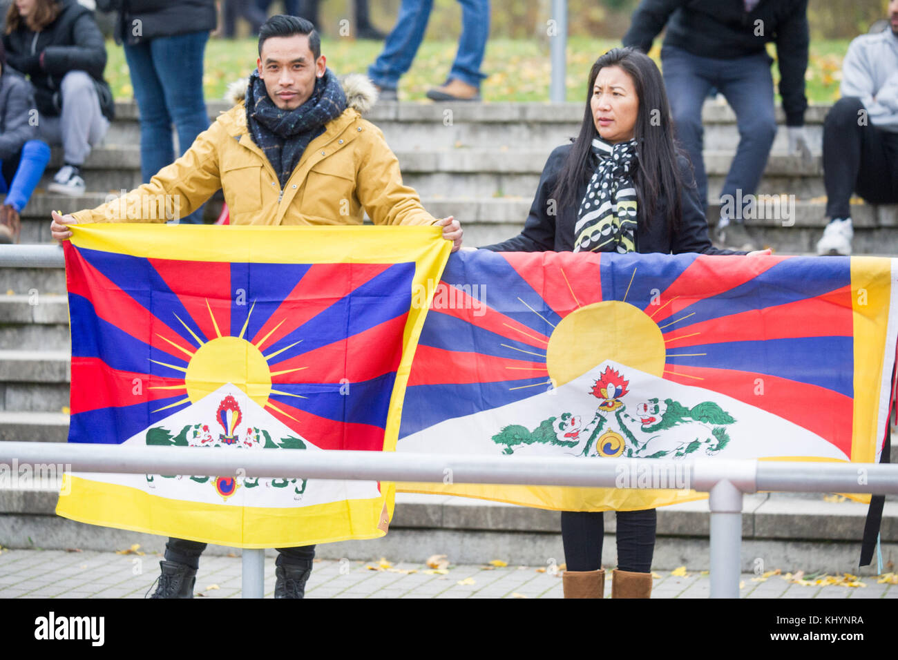 Mainz, Deutschland. 18 novembre 2017. Eklat und 30 Minuten Unterbrechung, afterdem Zuschauer Tibetfahnen zeigten, protestierte das Chinesische Team, Protest, Spielunterbrechung, Fussball Regionalliga Suedwest, Freundschaftsspiel, TSV Schott Mainz (Schott) - Chine U20 (CHN) 3:0, AM 18.11.2017 à Mayence/ Allemagne. |utilisation dans le monde entier crédit : dpa/Alamy Live News Banque D'Images