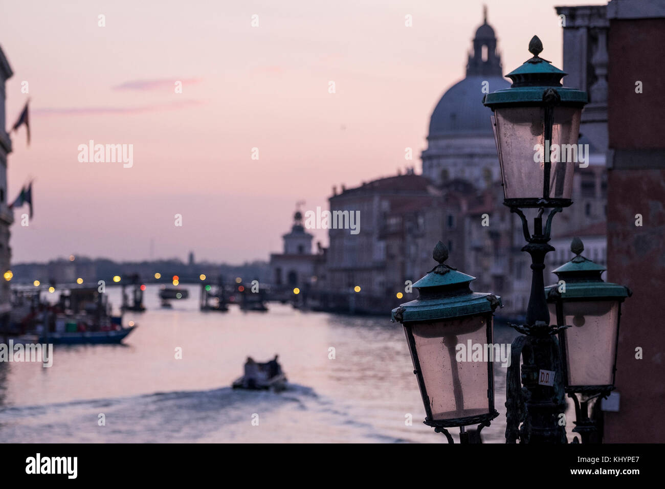 Venise, Italie.21th novembre, 2017.la Festa della Salute traditionnelle est la moins "touristique" des festivités vénitiennes et évoque de forts sentiments religieux parmi les habitants de la ville.les vacances sont à la mémoire d'un bout de pestilence, qui a duré deux ans de 1630 à 31, le 21 novembre 2017 à Venise, Italie. © Stefano Mazzola/Awakening/Alamy Live News Banque D'Images