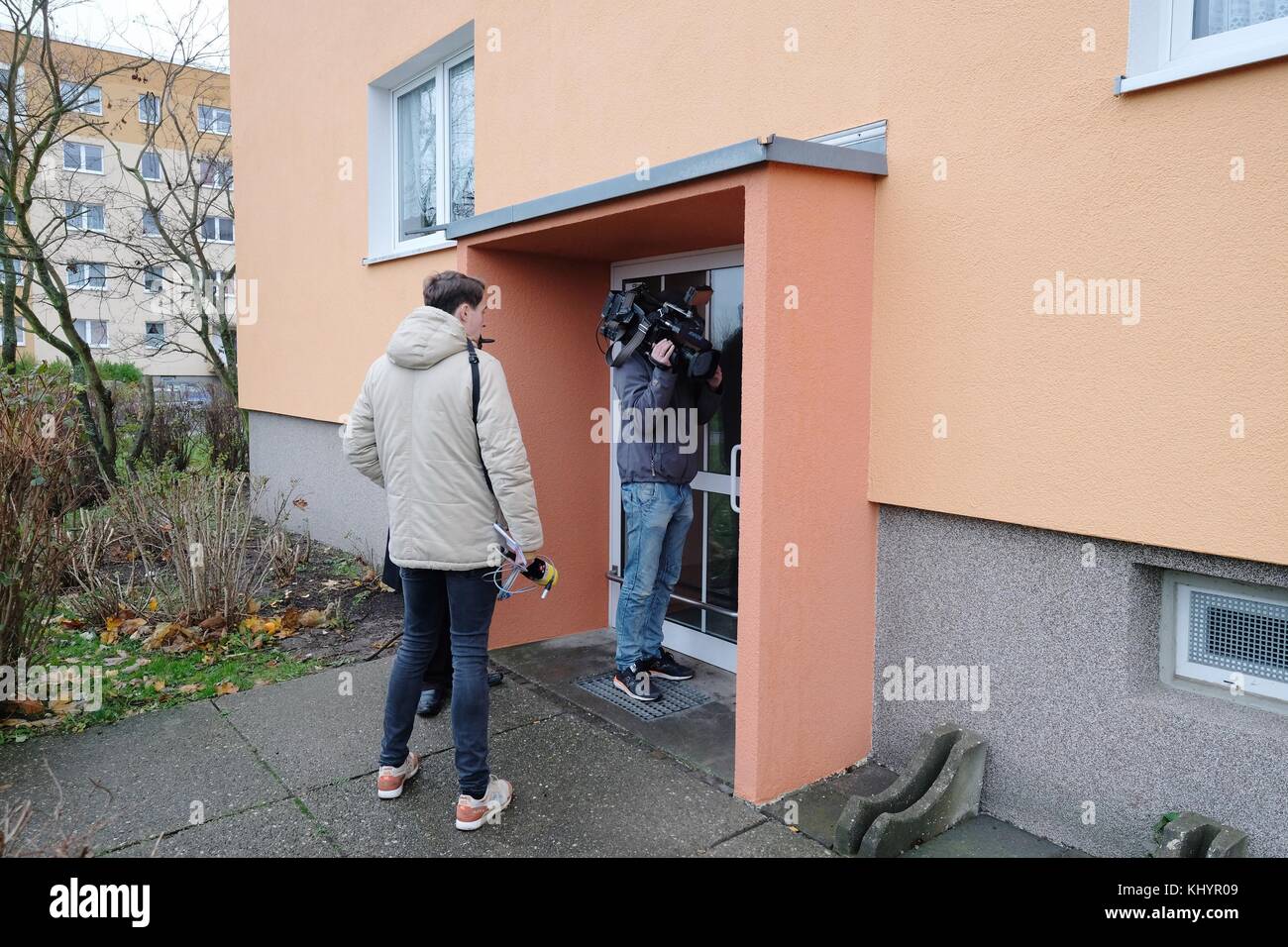 Leipzig, Allemagne. 21 novembre, 2017.au cours d'une opération de police un suspect IS memeber a été arrêté mardi matin. Après l'arrestation de six islamistes soupçonnés d'être des terroristes, la police n'a aucune information sur une cible concrète, selon un communiqué officiel. Un des six Syriens arrêtés entre 20 et 28 ans a été arrêté à Essen. La police propose des appartements fouillés là-bas, à Cassel, Hanovre et Leipzig au début de la matinée de mardi. Crédit : dpa Picture alliance/Alamy Live News Banque D'Images
