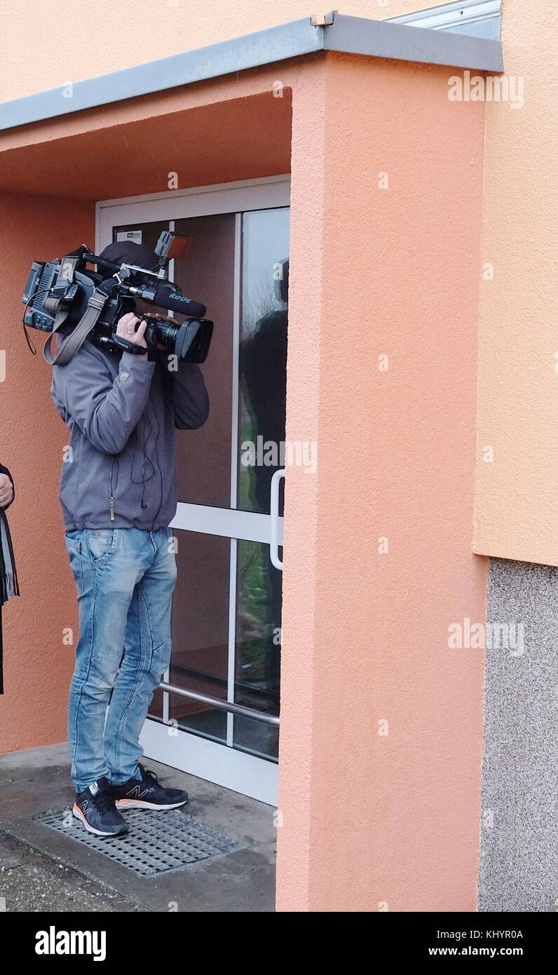 Leipzig, Allemagne. 21 novembre, 2017.au cours d'une opération de police un suspect IS memeber a été arrêté mardi matin. Après l'arrestation de six islamistes soupçonnés d'être des terroristes, la police n'a aucune information sur une cible concrète, selon un communiqué officiel. Un des six Syriens arrêtés entre 20 et 28 ans a été arrêté à Essen. La police propose des appartements fouillés là-bas, à Cassel, Hanovre et Leipzig au début de la matinée de mardi. Crédit : dpa Picture alliance/Alamy Live News Banque D'Images
