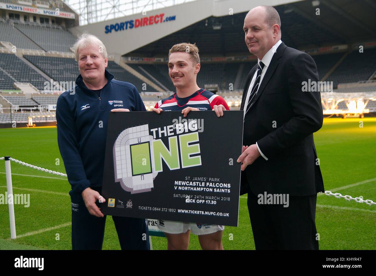 Newcastle upon Tyne, Angleterre, 21 novembre 2017 Matthew carter, directeur du rugby, Newcastle University, Daniel Nutton, Newcastle University et Mick Hogan, directeur général, Newcastle Falcons, pitch side à St James Park lors de la conférence de presse pour annoncer The Big One, une journée de rugby avec Northumbria University jouant Newcastle University suivie par Newcastle Falcons contre Northampton Saints lors de la première présidence Aviva à St James Park en mars 2018. Crédit : Colin Edwards/Alamy Live News. Banque D'Images