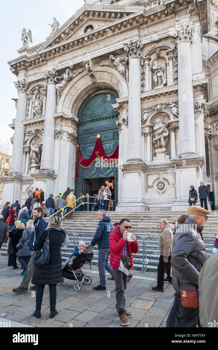 Venise, Italie, 21 novembre 2017. Festa della Madonna della Salute. L'église de la Madonna della Salute fut construite en remerciement de la fin de la peste de 1630-31, et dédiée à la Madonna, qui dans ce cas est la Panagia, Mesopantitisa ou byzantine orthodoxe orientale Vierge Noire représenté sur l'autel. Pour l'occasion, elle est parée de bijoux en or. À ce jour, le 21 novembre de chaque année, les Vénitiens visitez l'église de rendre grâce et d'allumer une bougie votive pour une bonne santé tout au long de l'année. Masses religieuses sont répétées toutes les heures tout au long de la journée. Les gens qui entrent dans l'église . Banque D'Images