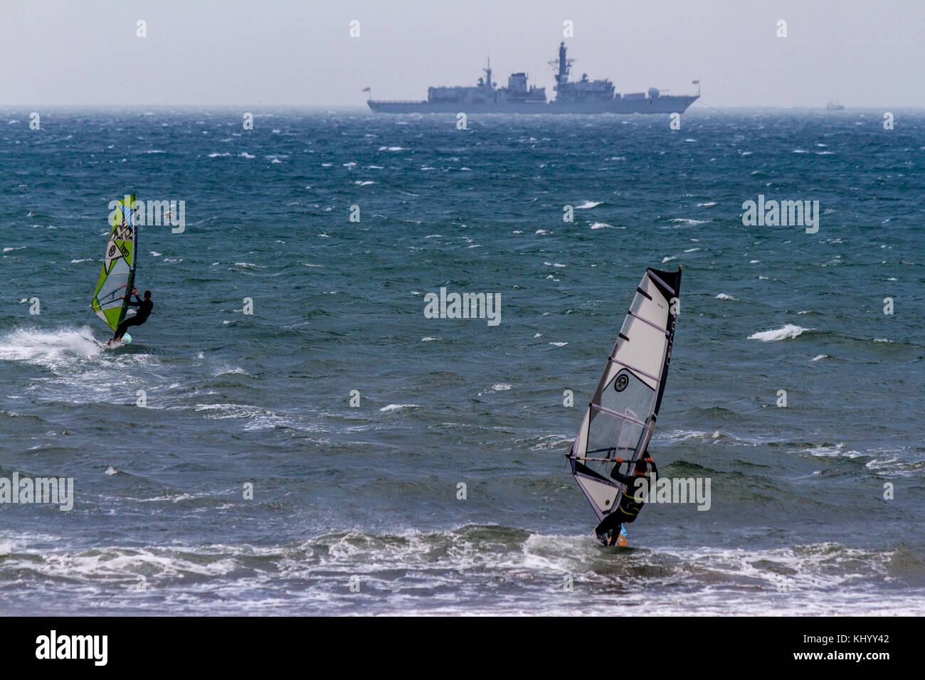 Paignton, Devon, Angleterre, Royaume-Uni, 22 novembre, 2017, uk weather : Planches à tirer le meilleur de la météo avec hms Somerset dans le fond au large de la côte de paignton, crédit : Catherine sheridan/Alamy live news. Banque D'Images