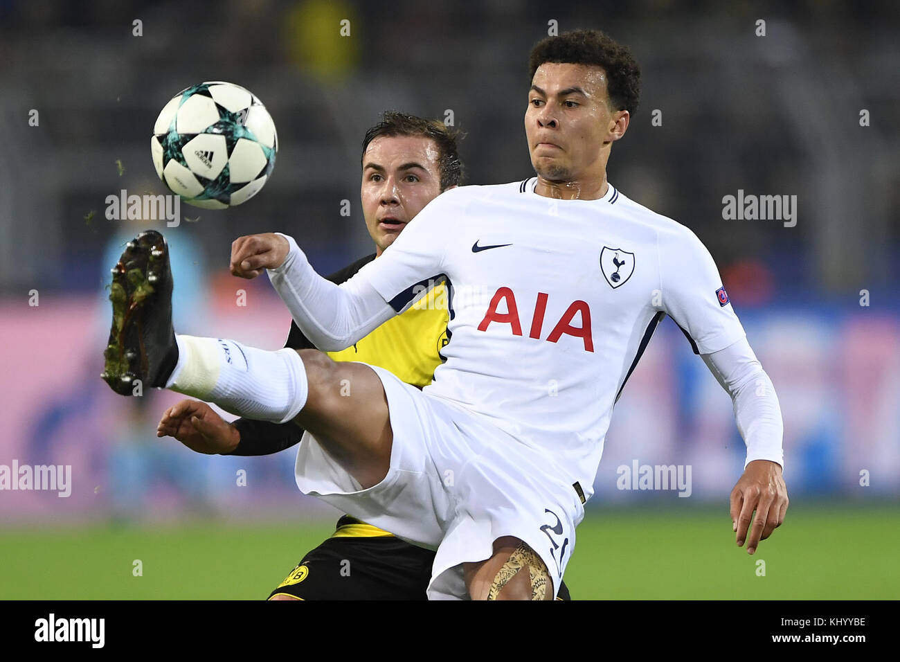 Dortmund, Deutschland. 21 novembre 2017. Mario Goetze (BVB, L.) contre Dele Alli (Tottenham, R.). GES/ Fussball/ Champions League : Borussia Dortmund - Tottenham Hotspurs, 21.11.2017 Football/Soccer : Champions League : Borussia Dortmund vs Tottenham Hotspurs, Dortmund, 21 novembre 2017 |utilisation mondiale crédit : dpa/Alamy Live News Banque D'Images