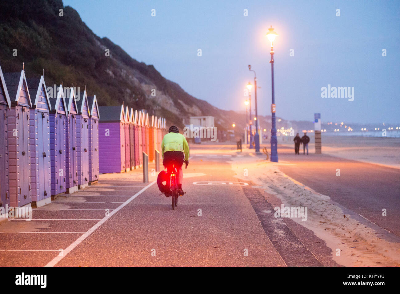 Bournemouth, Dorset, Royaume-Uni, 22nd novembre 2017, Météo : cycliste sur la piste cyclable de la promenade en front de mer en vents forts. Banque D'Images