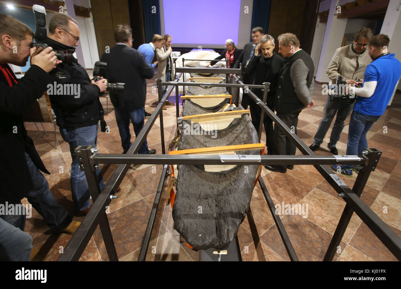 Ettal, Allemagne. 23 novembre 2017. Un longboat celtique en chêne, partiellement dévoilé, vieux d'environ 3000 ans, exposé au monastère d'Ettal à Ettal, Allemagne, le 23 novembre 2017. L'objet lourd de 15,5 mètres de long et de plus de deux tonnes est une exposition de l'exposition d'État bavaroise 2018 'Forêt, montagne et rêve royal - le mythe de Bavière' dans le monastère d'Ettal. Le longboat, trouvé dans le lac Starnberg dans les années 1980, a été présenté pour la première fois au public après des décennies de travaux de restauration. Crédit : Karl-Josef Hildenbrand/dpa/Alamy Live News Banque D'Images