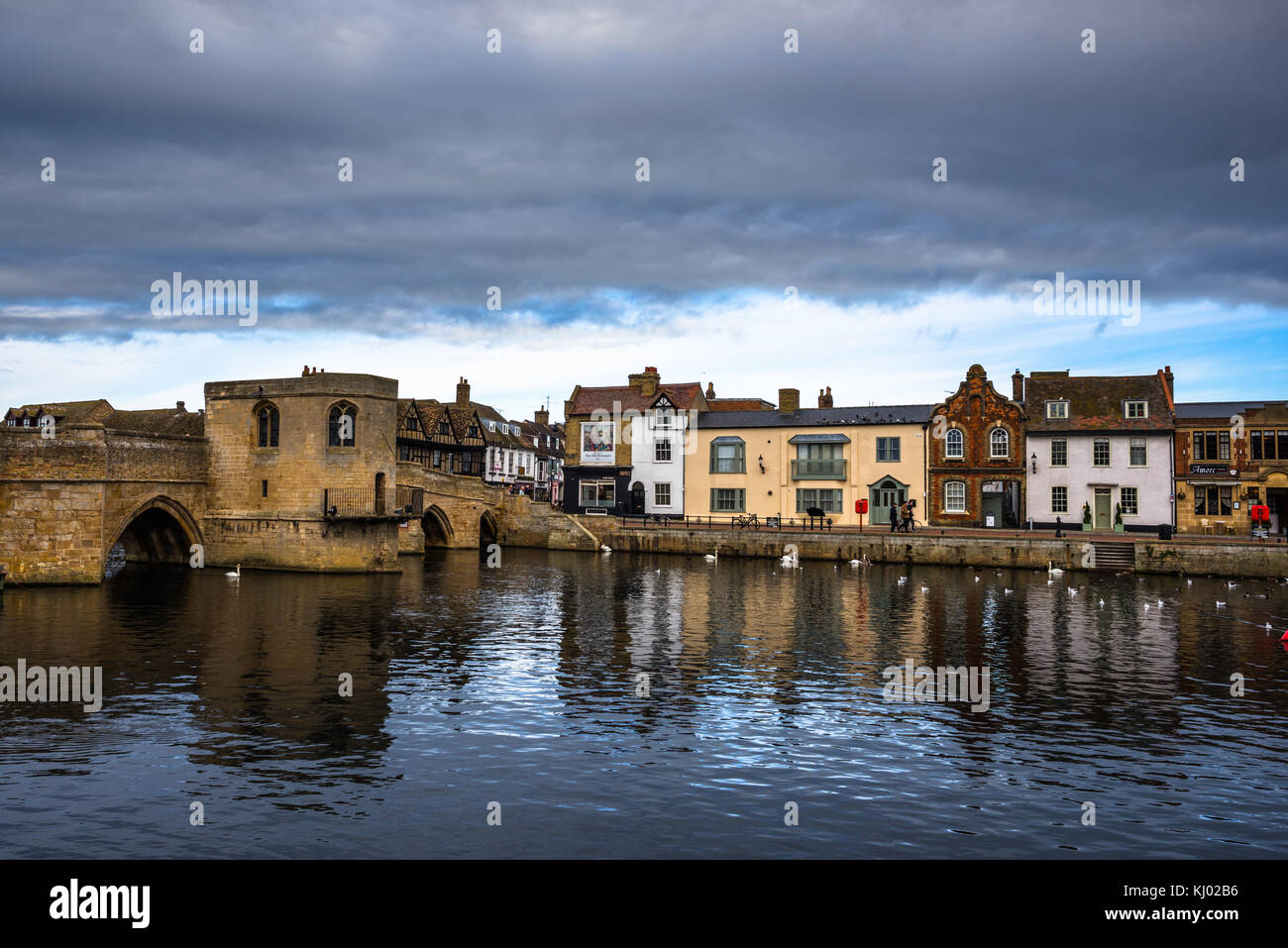 River Great Ouse avec le Pont de la Chapelle St Leger médiévale à St Ives, Cambridgeshire, Angleterre, Royaume-Uni. Banque D'Images