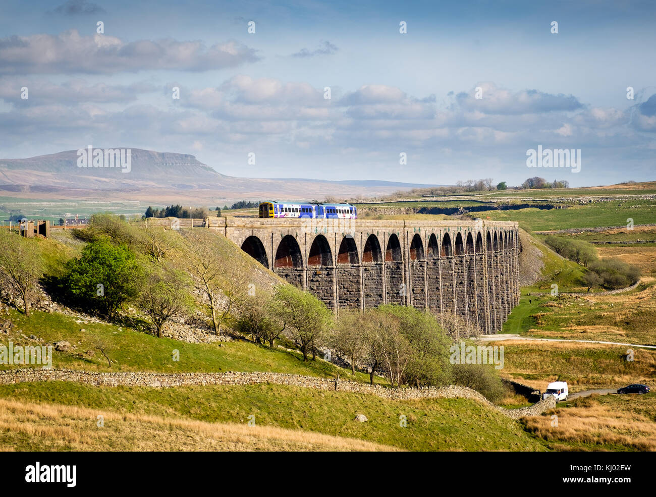 Train de voyageurs Northern Rail, traversant le viaduc de Ribblehead sur la ligne de Carlisle de Settle dans les Yorkshire Dales, Angleterre, Royaume-Uni Banque D'Images