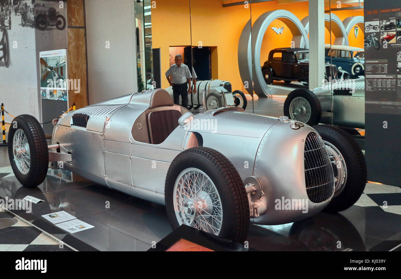 L'Europe, l'Allemagne, la Saxe, la ville de Zwickau, août Horch Museum, Old Bolide Auto Union type d Flèche d'Argent C, 1934-1939 Le Mans, Ferdinand Porsche, utilisé alors par Auto Union, est le premier à se pencher sur ce nouveau projet. Porsche développé un imposant "bolide" pour l'époque : le châssis est entièrement nouveau, à l'aide de poutres d'aluminium dans lequel l'eau passe de refroidissement, la suspension utilise une barre de torsion, la boîte de vitesses est graissé sous pression et le moteur est un compresseur V16. La présence de seulement trois arbres à cames et 16 Soupapes commandées par tiges filetées et gobelets à partir d'un arbre commun témoigne Banque D'Images