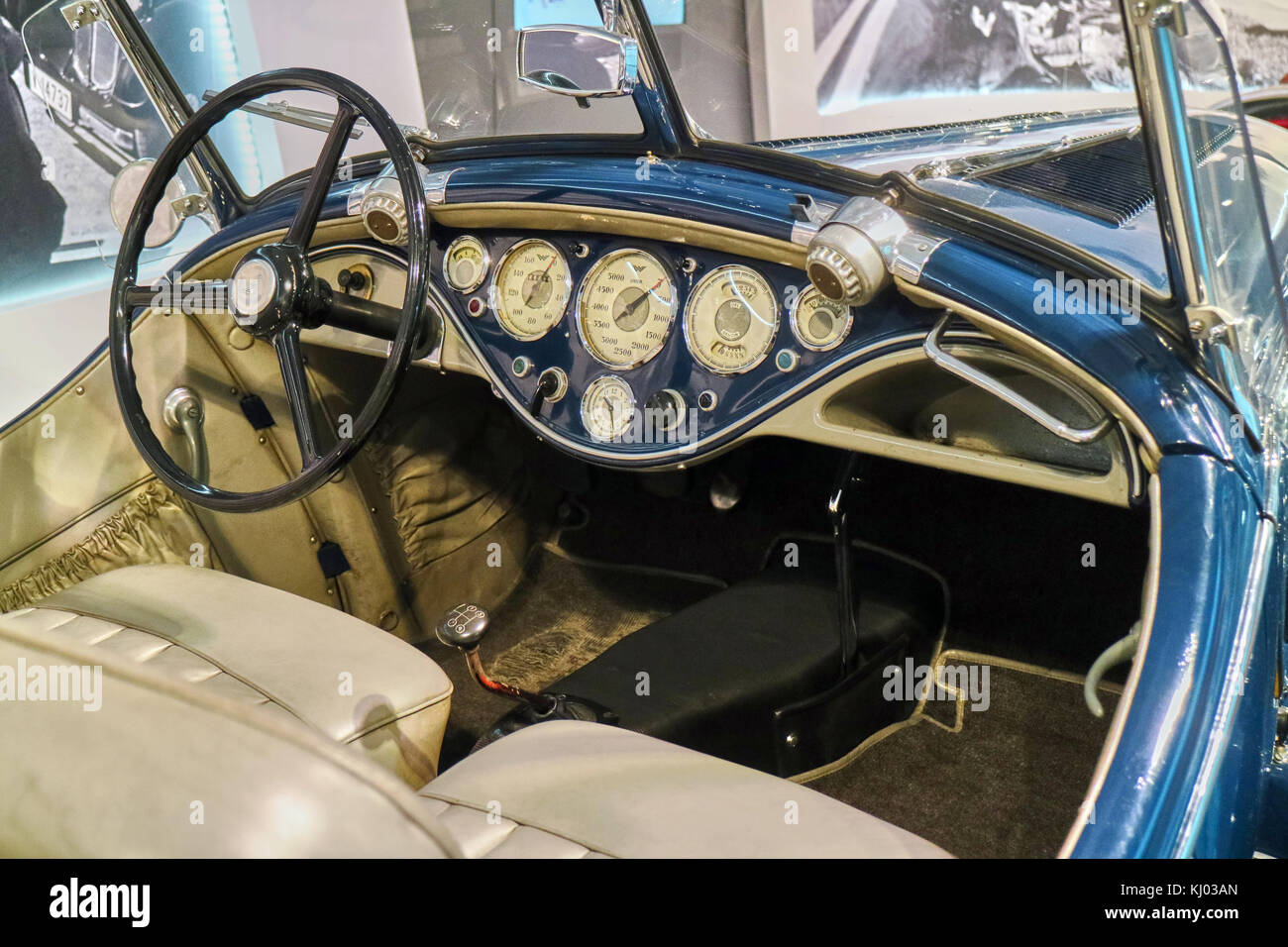 L'Europe, l'Allemagne, la Saxe, la ville de Zwickau, le Musée Août Horch, Wanderer classique de style ancien avec les jauges de tableau de bord de voiture Banque D'Images