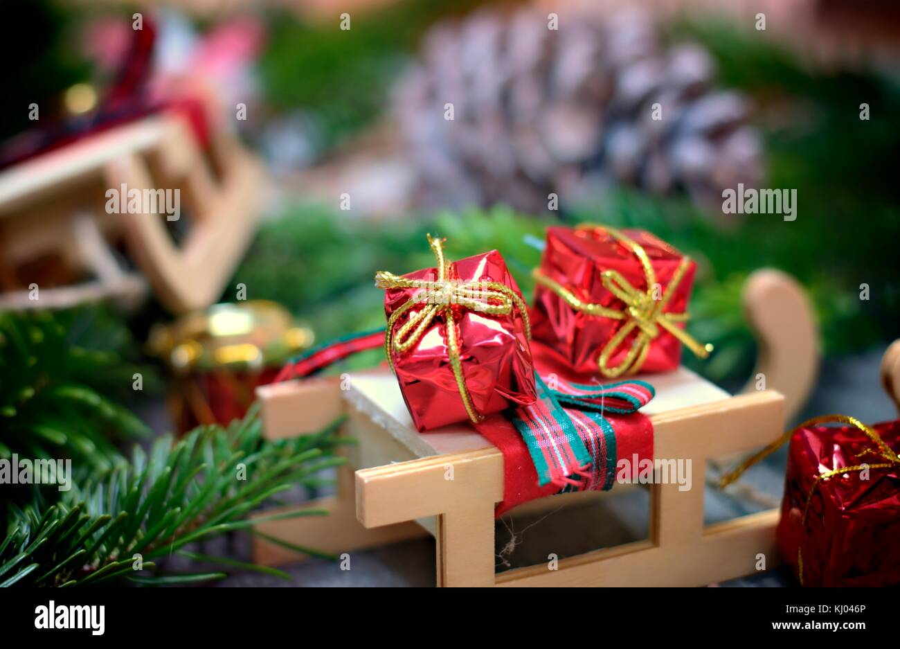 Décoration de Noël, décoration de vacances concept-gros plan de traîneau et de cadeaux sur fond de bois. Banque D'Images