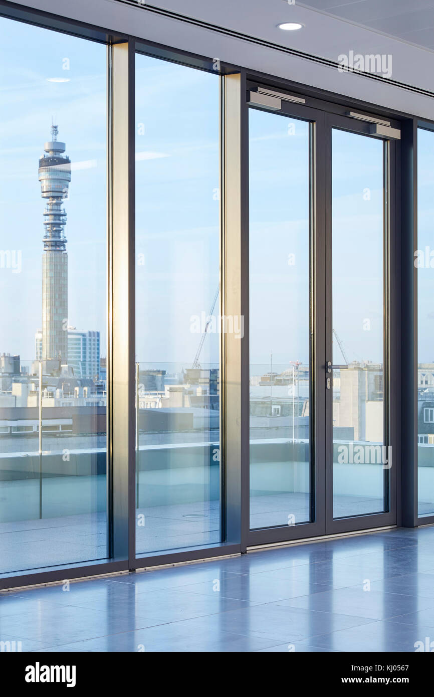 À l'étage supérieur vista vers BT Tower. 11 Hanover Square, Londres, Royaume-Uni. Architecte : Campbell Architects Ltd, 2017. Banque D'Images