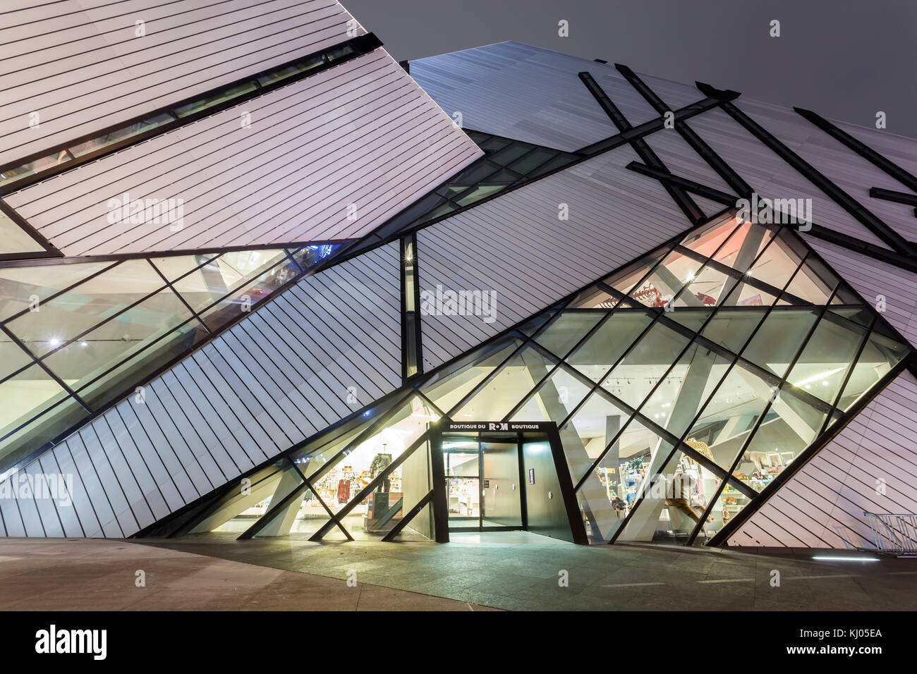 Toronto, Canada - oct 13, 2017 : extérieur du Musée royal de l'Ontario (ROM) est éclairée la nuit. ville de Toronto, Canada Banque D'Images