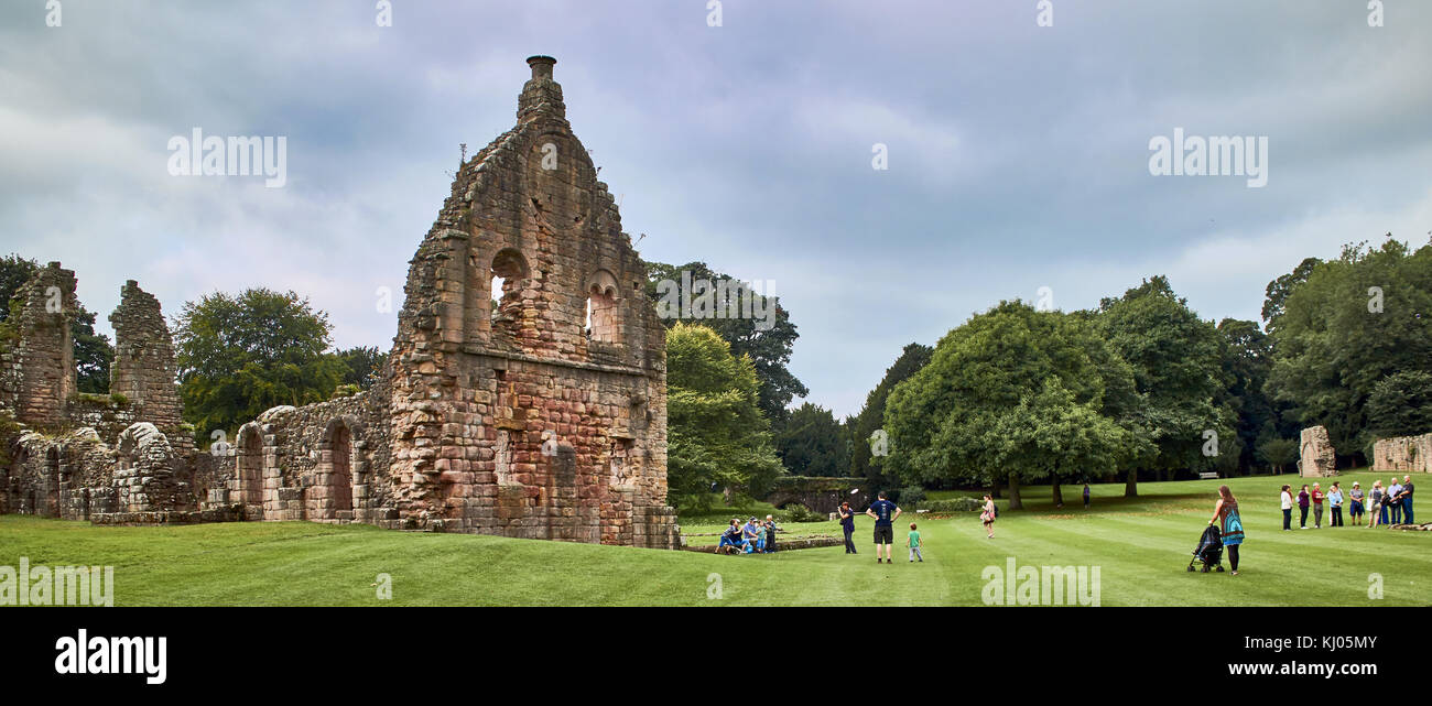 L'Angleterre, NorthYorkshire ; les ruines de l'abbaye Cistercienne du 12ème siècle connu sous le nom de l'abbaye de Fountains, un des plus beaux exemples de l'architecture monastique dans le monde. La tour de l'Abbé Huby, (1495-1526), domine encore le paysage de la vallée. Avec ses 800 hectares de parc paysager du 18ème siècle, l'abbaye de Fountains a été désigné site du patrimoine mondial de l'UNESCO. North Yorkshire, Angleterre, Royaume-Uni. Ca. 1995. | Lieu : près de Ripon, Yorkshire, Angleterre, Royaume-Uni. Banque D'Images