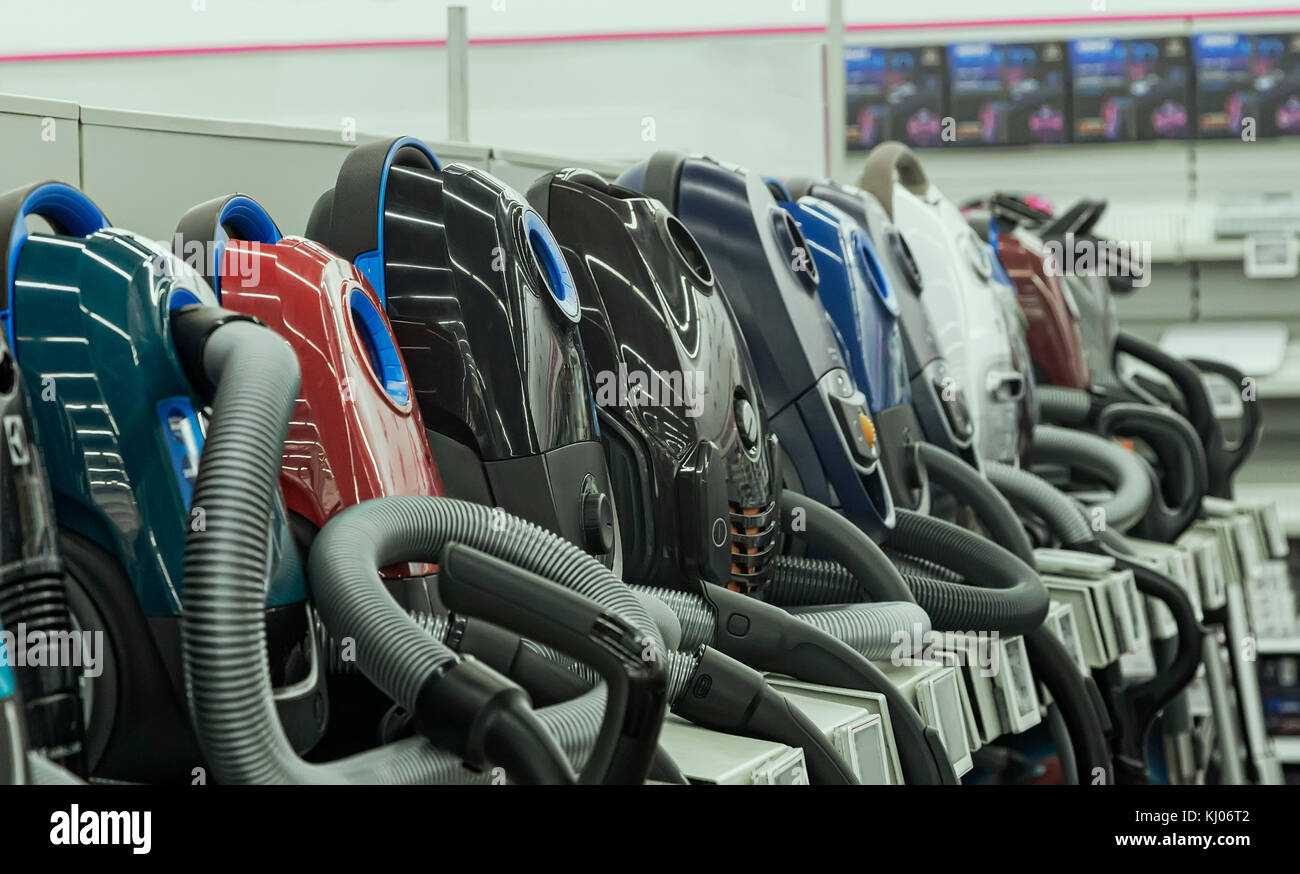 Magasin électroménager à vendre présente aspirateurs modernes provenant de différents fabricants.. Banque D'Images