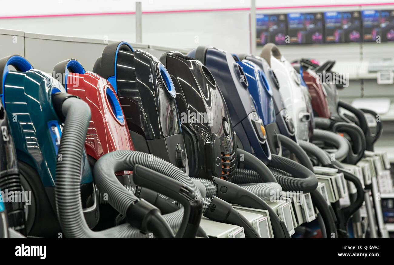 Magasin électroménager à vendre présente aspirateurs modernes provenant de différents fabricants.. Banque D'Images