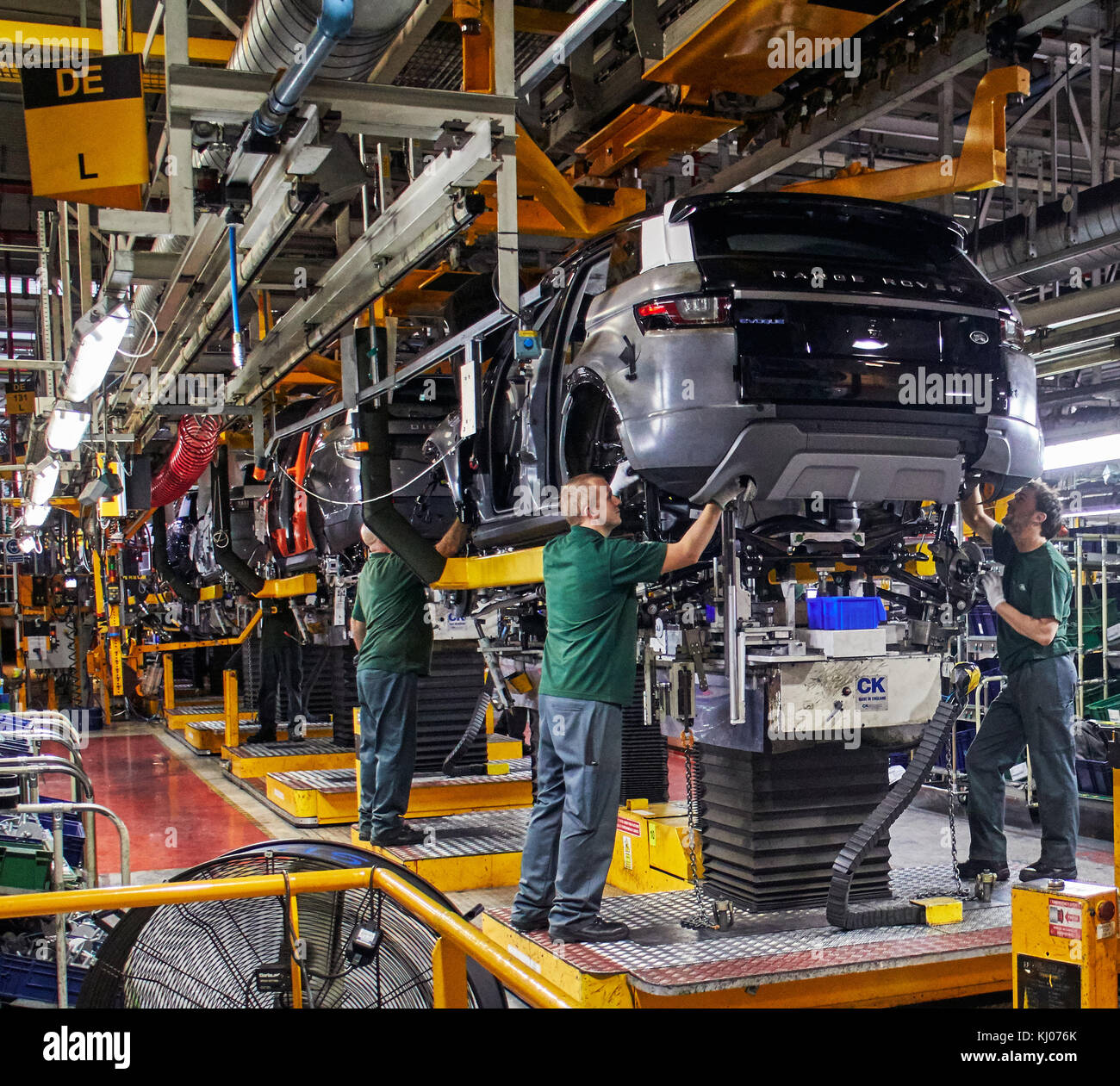 Les travailleurs sur la ligne de production du moteur dans l'usine de voiture Banque D'Images