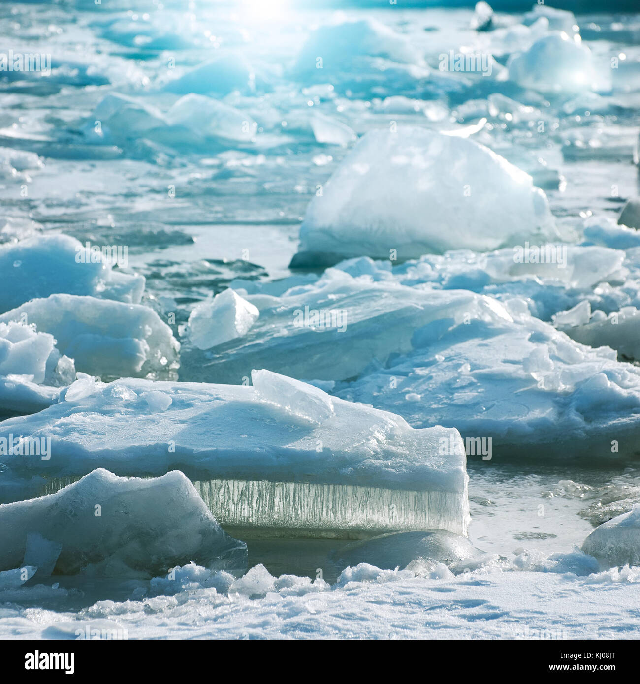 De la glace sur l'eau en journée ensoleillée sur le golfe de Finlande Banque D'Images