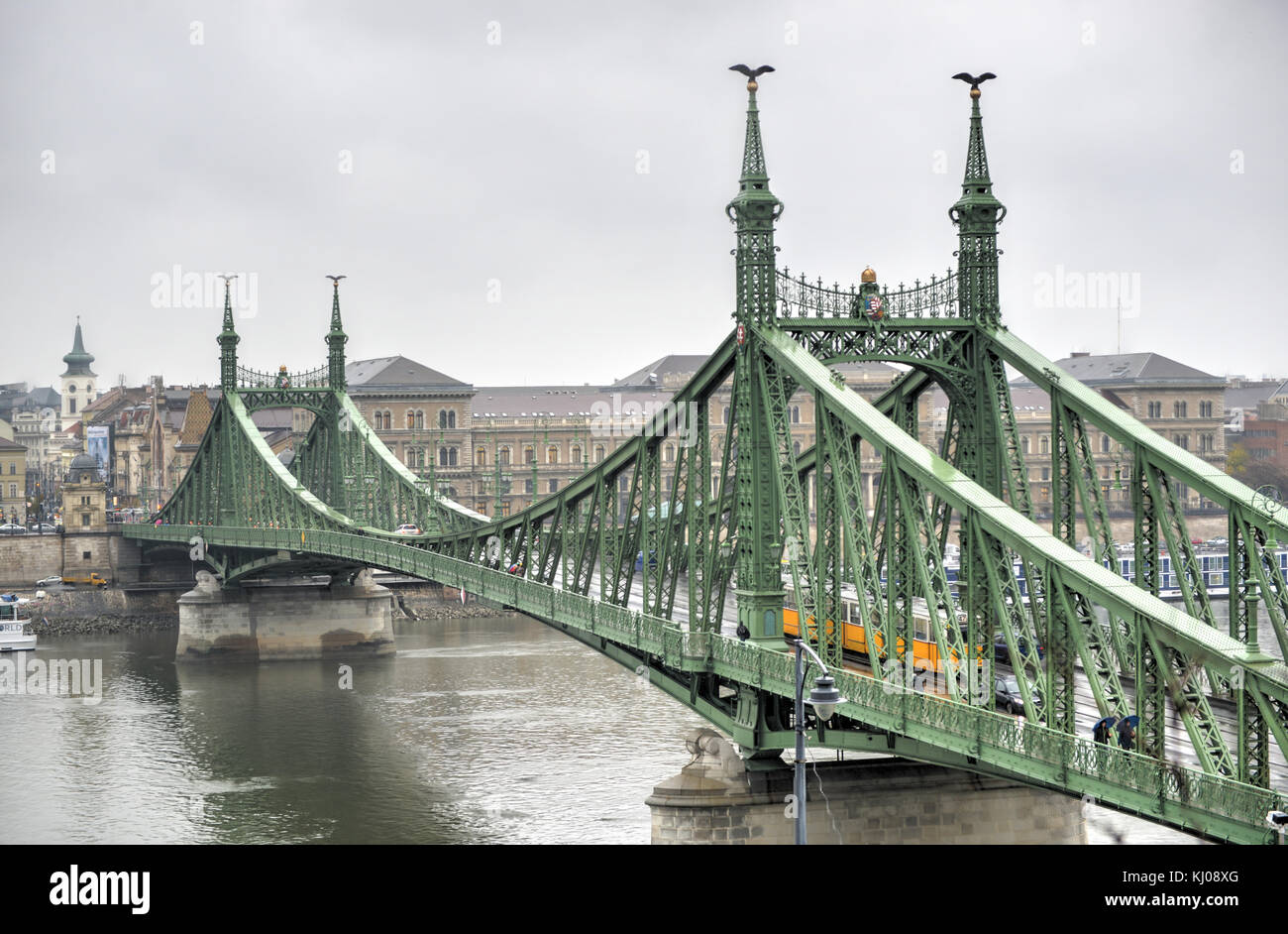 Pont de la liberté, à Budapest, Hongrie avec un tramway jaune sur un passage nuageux journée d'hiver. Banque D'Images