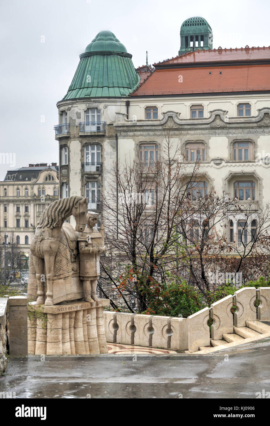 Budapest, Hongrie - décembre 1, 2014 : façade du palais de l'hôtel Gellert, aux côtés de la statue commémorative de saint istvan. Le bâtiment date de 1896, lorsqu'il wa Banque D'Images
