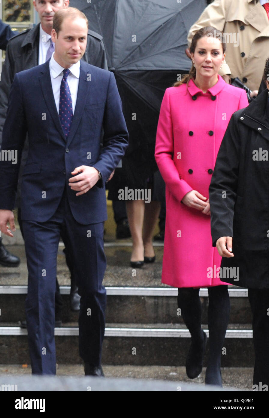 NEW YORK, NY - DÉCEMBRE 09 : Catherine, duchesse de Cambridge, parle aux personnes impliquées dans CityKids lors de leur visite à la porte le 9 décembre 2014 à New York. La porte fournit des services aux jeunes défavorisés. Le couple royal, qui voyage sans leur fils Prince George, est en visite de trois jours sur la côte est des États-Unis. C'est la première visite officielle du duc et de la duchesse à New York. Personnes : Catherine, duchesse de Cambridge, Prince William, duc de Cambridge Banque D'Images