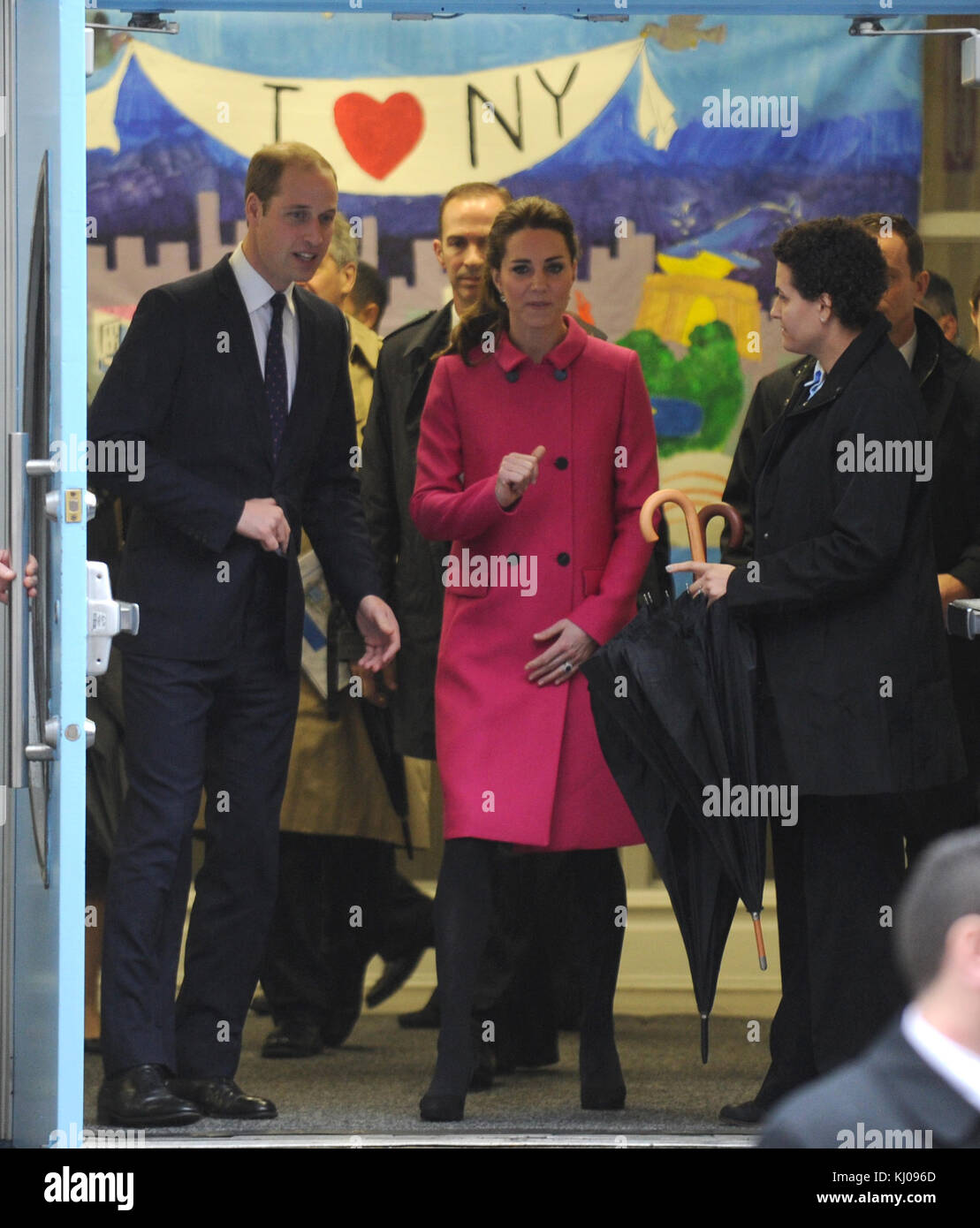 NEW YORK, NY - DÉCEMBRE 09 : Catherine, duchesse de Cambridge, parle aux personnes impliquées dans CityKids lors de leur visite à la porte le 9 décembre 2014 à New York. La porte fournit des services aux jeunes défavorisés. Le couple royal, qui voyage sans leur fils Prince George, est en visite de trois jours sur la côte est des États-Unis. C'est la première visite officielle du duc et de la duchesse à New York. Personnes : Catherine, duchesse de Cambridge, Prince William, duc de Cambridge Banque D'Images