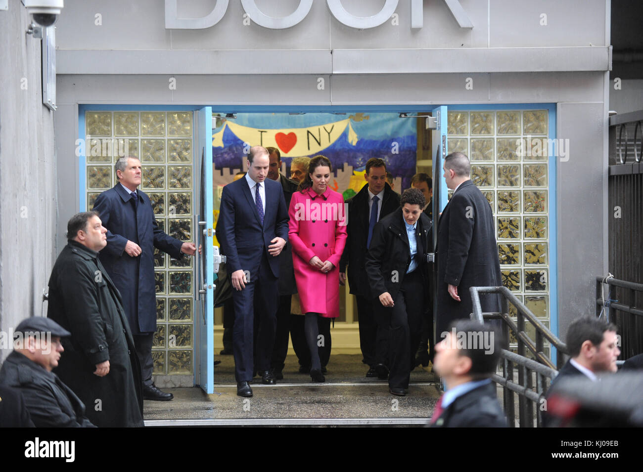 NEW YORK, NY - DÉCEMBRE 09 : Catherine, duchesse de Cambridge, parle aux personnes impliquées dans CityKids lors de leur visite à la porte le 9 décembre 2014 à New York. La porte fournit des services aux jeunes défavorisés. Le couple royal, qui voyage sans leur fils Prince George, est en visite de trois jours sur la côte est des États-Unis. C'est la première visite officielle du duc et de la duchesse à New York. Personnes : Catherine, duchesse de Cambridge, Prince William, duc de Cambridge Banque D'Images