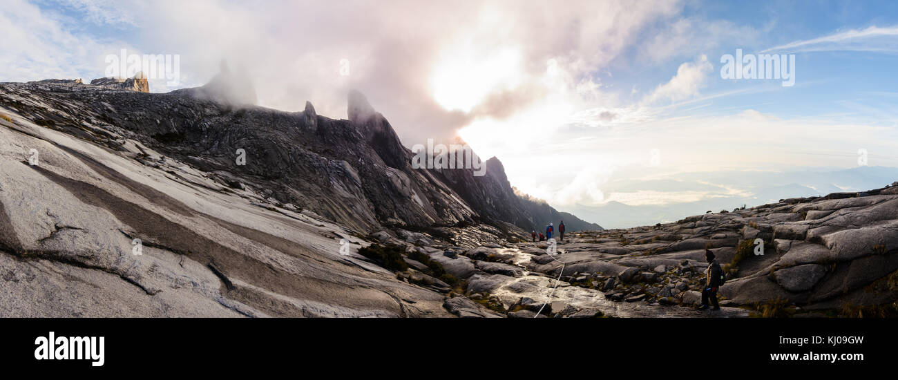 Le trek d'escalade les pentes rocheuses du mont Kinabalu au lever du soleil, à Bornéo, en Malaisie. Banque D'Images