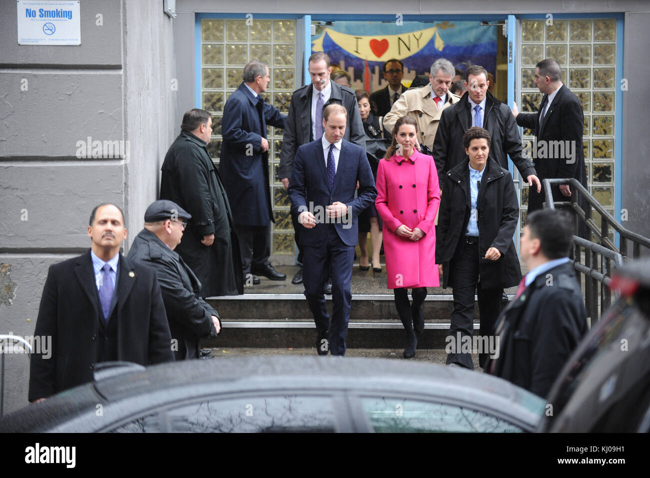 NEW YORK, NY - DÉCEMBRE 09 : Catherine, duchesse de Cambridge, parle aux personnes impliquées dans CityKids lors de leur visite à la porte le 9 décembre 2014 à New York. La porte fournit des services aux jeunes défavorisés. Le couple royal, qui voyage sans leur fils Prince George, est en visite de trois jours sur la côte est des États-Unis. C'est la première visite officielle du duc et de la duchesse à New York. Personnes : Catherine, duchesse de Cambridge, Prince William, duc de Cambridge Banque D'Images