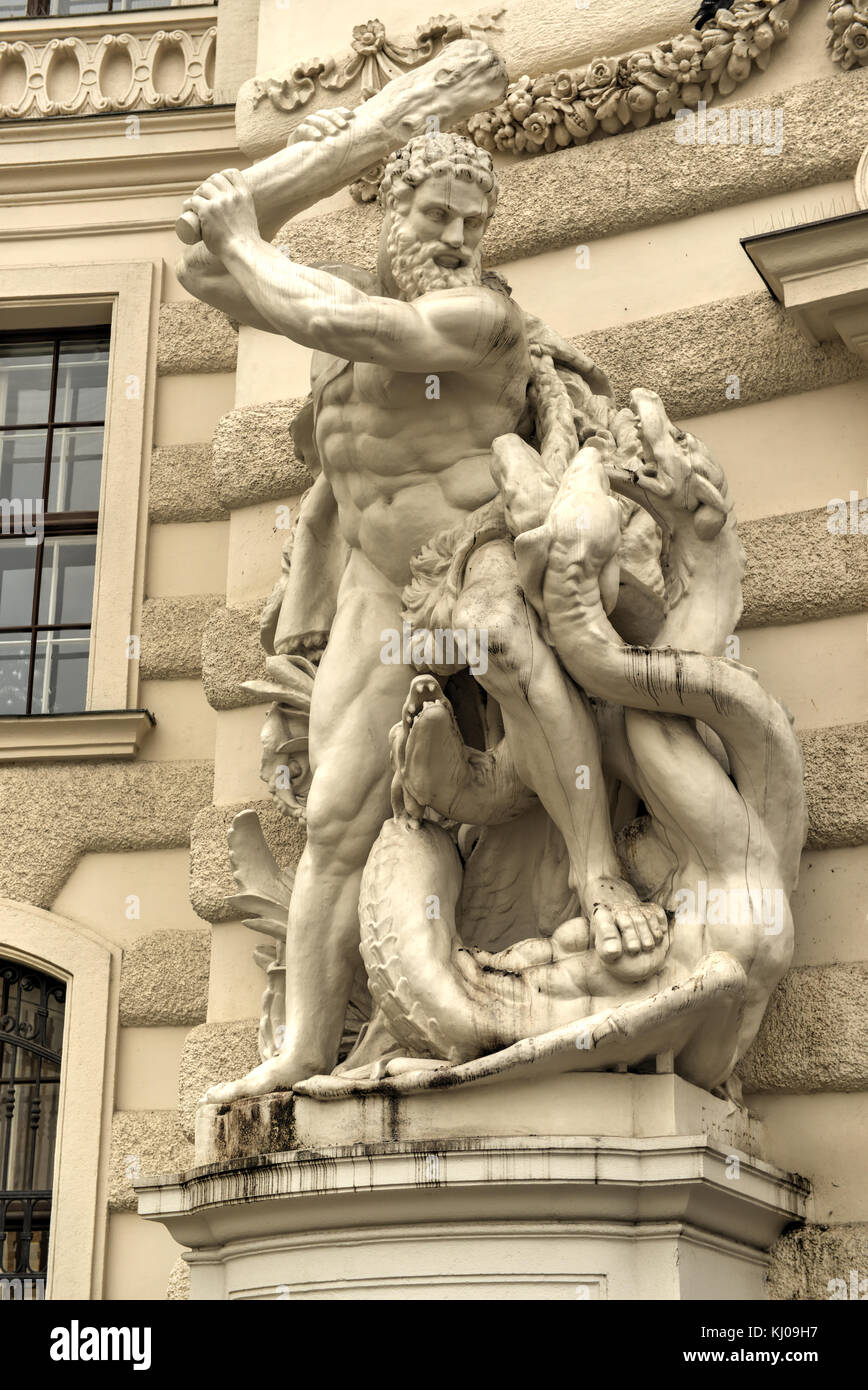 Statue d'Héraclès, en dehors de la Hofburg à Vienne, Autriche montrant comment il remplit le légendaire travaux d'hercule. Banque D'Images