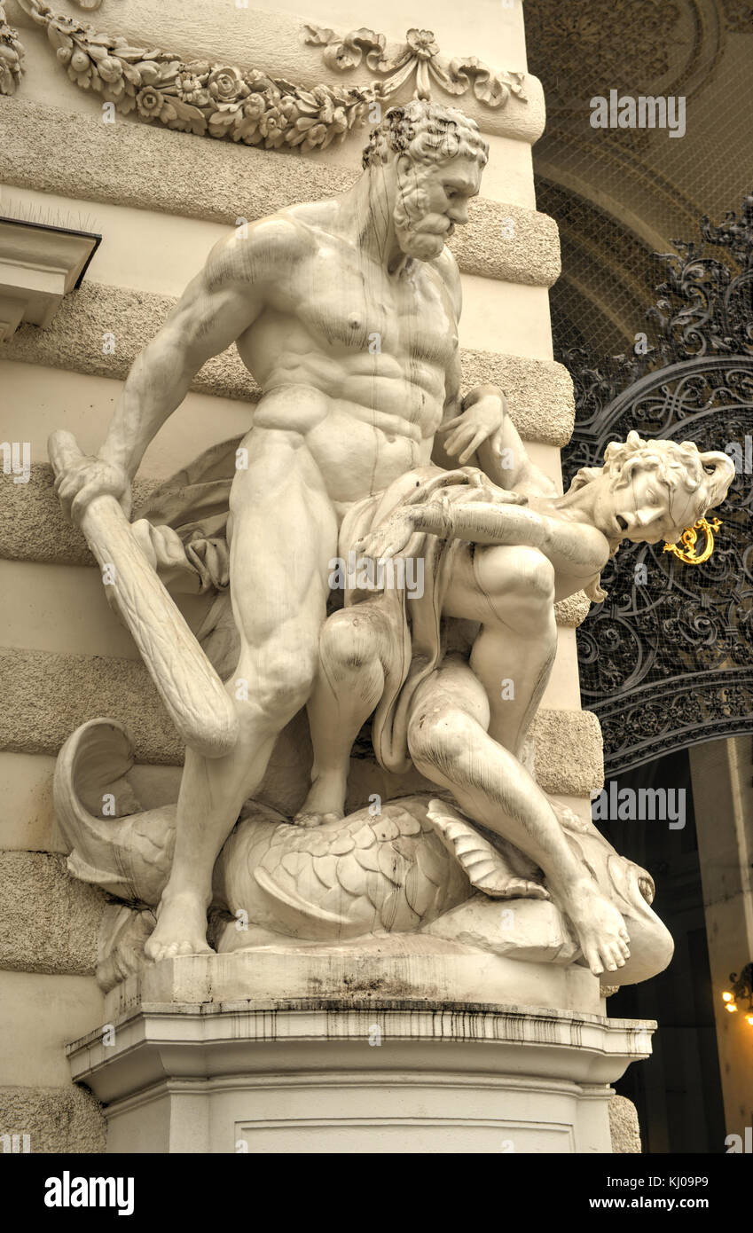 Statue d'Héraclès, en dehors de la Hofburg à Vienne, Autriche montrant comment il remplit le légendaire travaux d'hercule. Banque D'Images