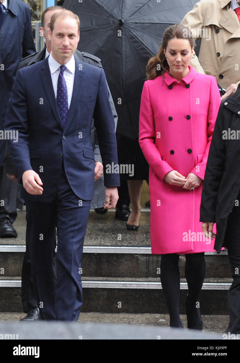 NEW YORK, NY - DÉCEMBRE 09 : Catherine, duchesse de Cambridge, parle aux personnes impliquées dans CityKids lors de leur visite à la porte le 9 décembre 2014 à New York. La porte fournit des services aux jeunes défavorisés. Le couple royal, qui voyage sans leur fils Prince George, est en visite de trois jours sur la côte est des États-Unis. C'est la première visite officielle du duc et de la duchesse à New York. Personnes : Catherine, duchesse de Cambridge, Prince William, duc de Cambridge Banque D'Images