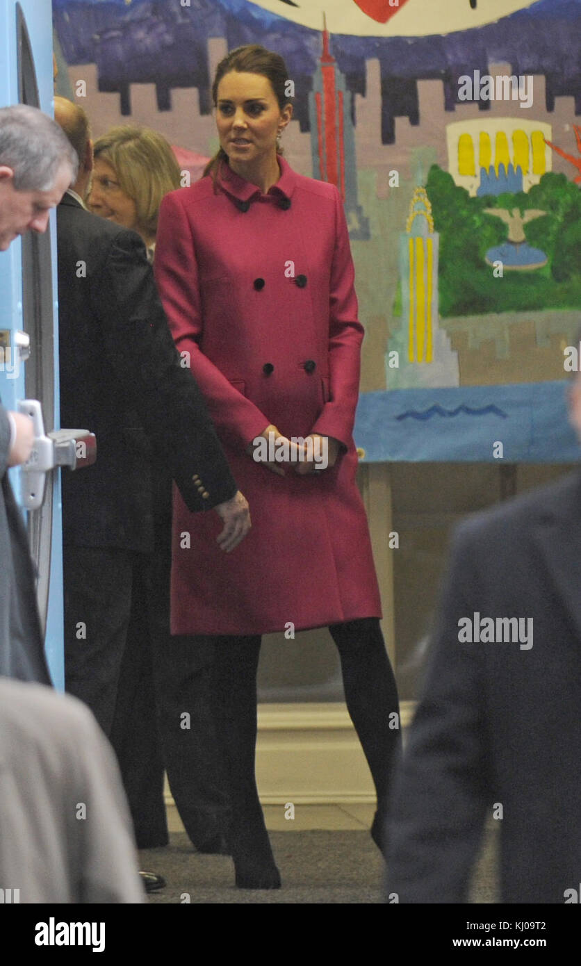 NEW YORK, NY - DÉCEMBRE 09 : Catherine, duchesse de Cambridge, parle aux personnes impliquées dans CityKids lors de leur visite à la porte le 9 décembre 2014 à New York. La porte fournit des services aux jeunes défavorisés. Le couple royal, qui voyage sans leur fils Prince George, est en visite de trois jours sur la côte est des États-Unis. C'est la première visite officielle du duc et de la duchesse à New York. Personnes : Catherine, duchesse de Cambridge, Prince William, duc de Cambridge Banque D'Images