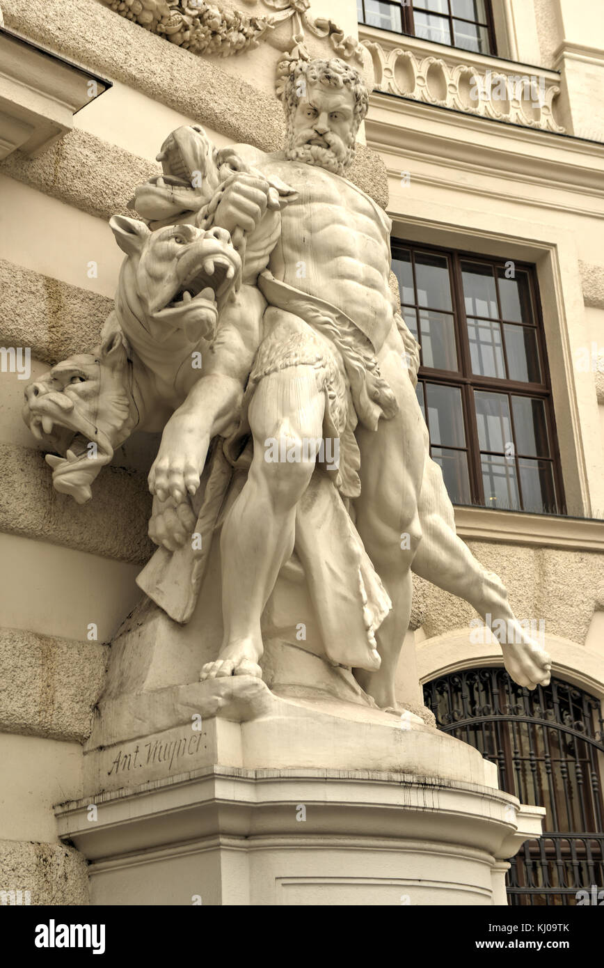 Statue d'Héraclès, en dehors de la Hofburg à Vienne, Autriche montrant comment il remplit le légendaire travaux d'hercule. Banque D'Images