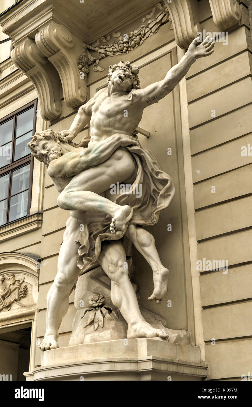 Statue d'Héraclès, en dehors de la Hofburg à Vienne, Autriche montrant comment il remplit le légendaire travaux d'hercule. Banque D'Images