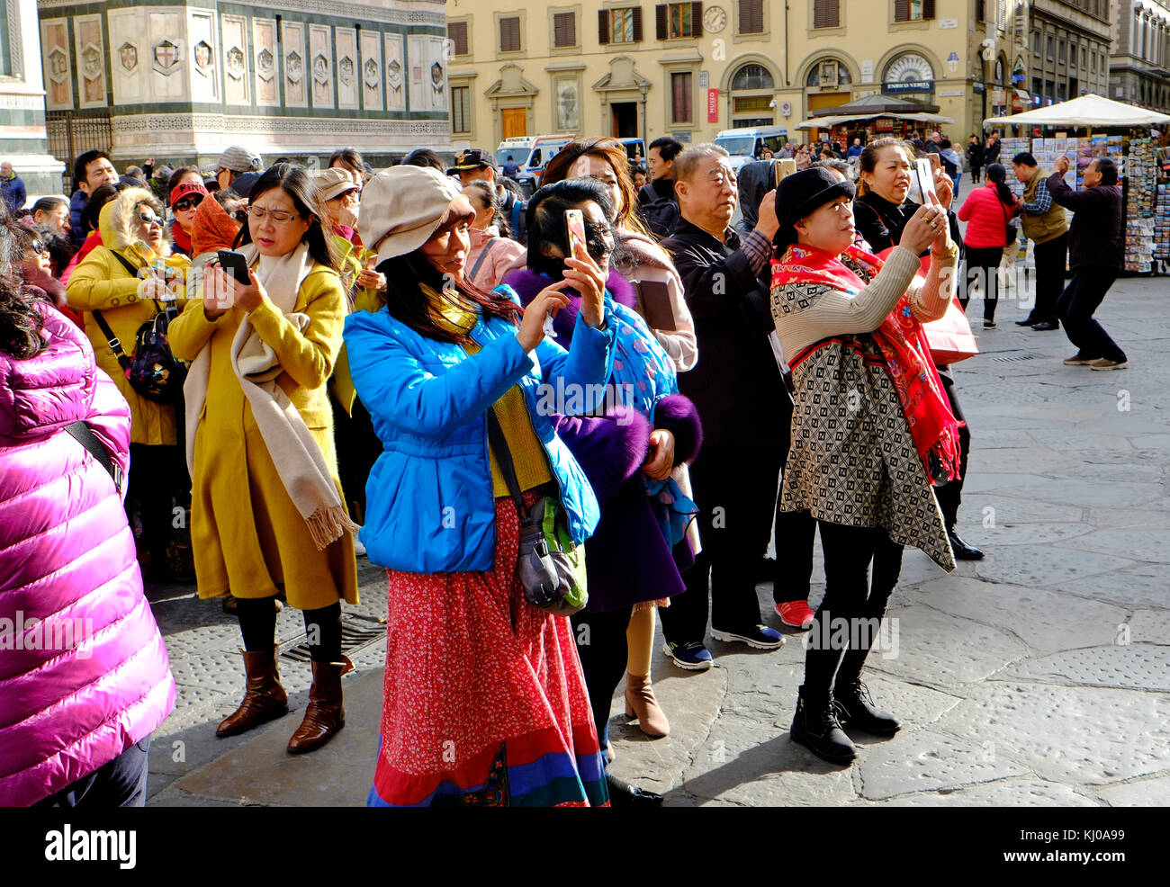 Les touristes orientaux à Florence en prenant des photos avec des téléphones portables, italie Banque D'Images