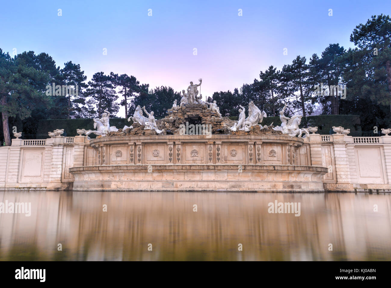 Fontaine de Neptune de palais Schönbrunn à Vienne, en Autriche, au coucher du soleil. Banque D'Images