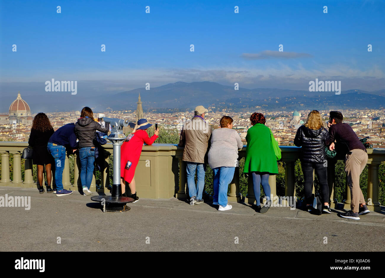 Les visiteurs qui prennent des photos à partir de la Piazzale Michelangelo avec vue sur Florence, Italie Banque D'Images