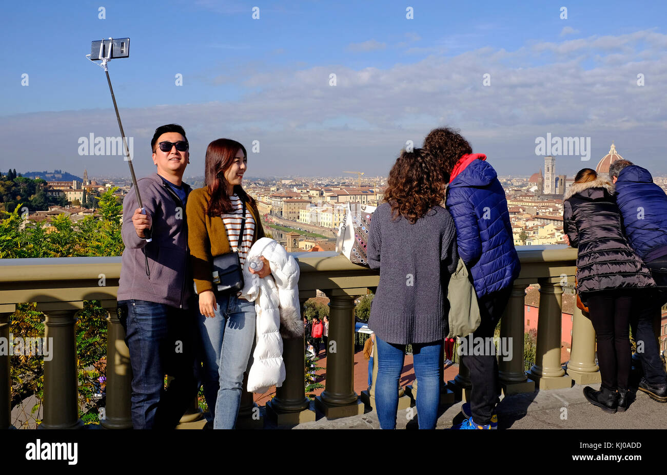 Les visiteurs qui prennent des photos à partir de la Piazzale Michelangelo avec vue sur Florence, Italie Banque D'Images