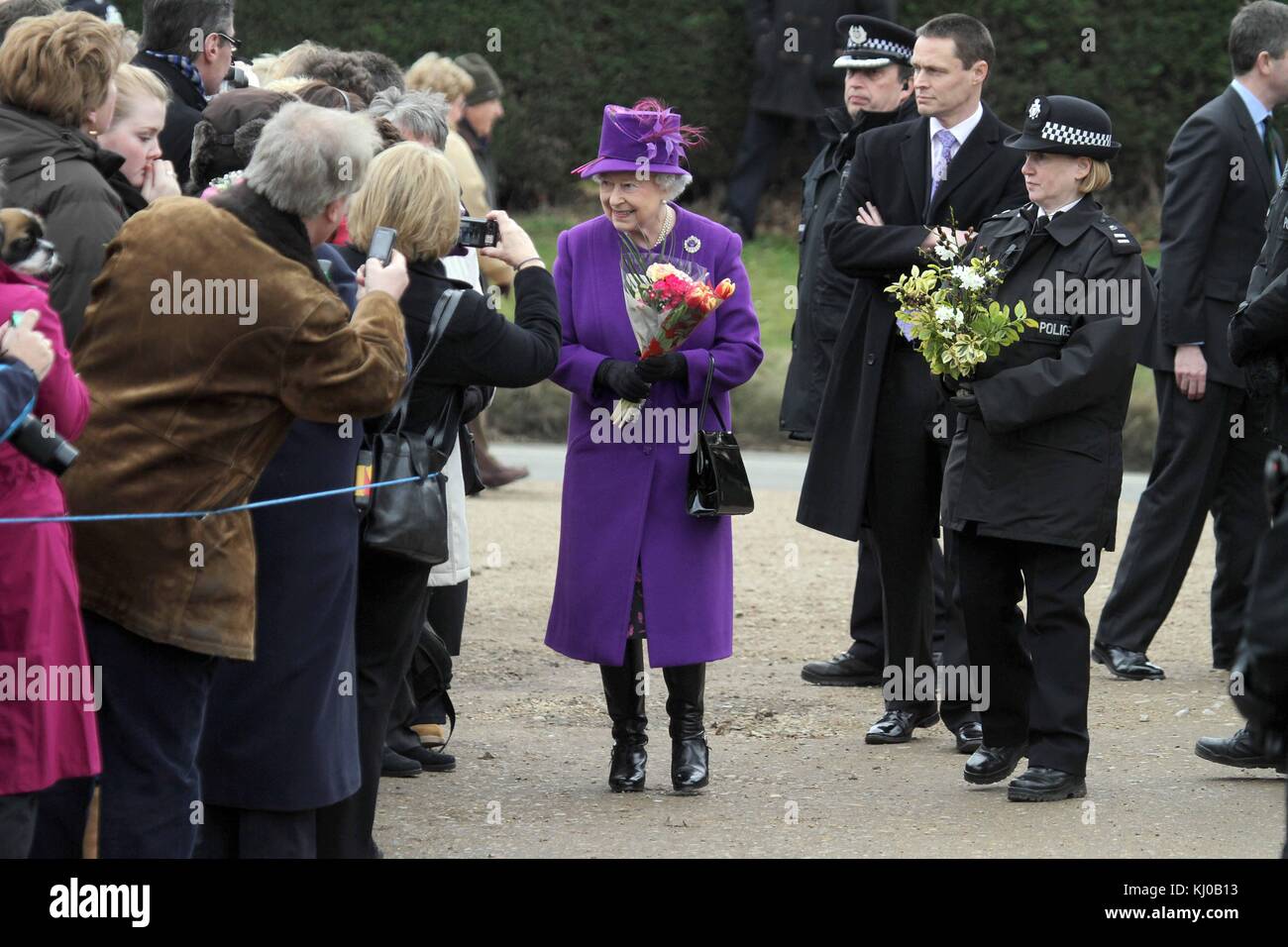 SANDRINGHAM, ROYAUME-UNI - FÉVRIER 06; la reine Elizabeth II, rejoint les membres de la famille royale au service de l'église du dimanche sur le domaine de Sandringham Norfolk. Le 6 février 2011 à Sandringham, Angleterre personnes: HRH la reine Elizabeth II Banque D'Images