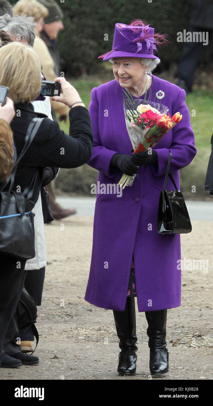 SANDRINGHAM, ROYAUME-UNI - FÉVRIER 06; la reine Elizabeth II, rejoint les membres de la famille royale au service de l'église du dimanche sur le domaine de Sandringham Norfolk. Le 6 février 2011 à Sandringham, Angleterre personnes: HRH la reine Elizabeth II Banque D'Images
