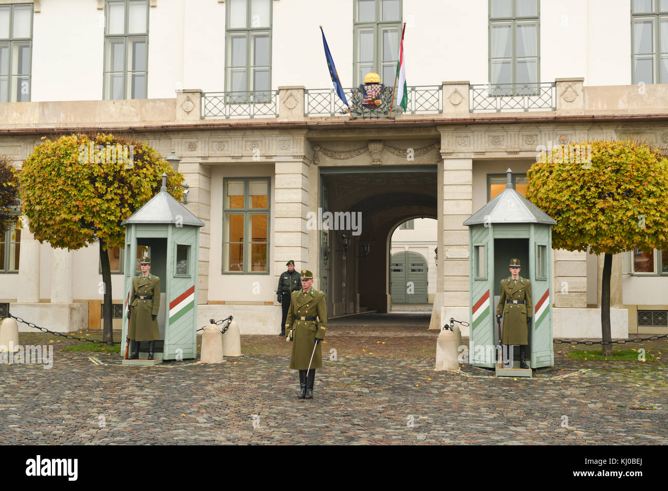 Budapest, Hongrie - le 28 novembre 2014 Cérémonie de l'évolution. près de gardes du palais présidentiel à Budapest, Hongrie. Banque D'Images