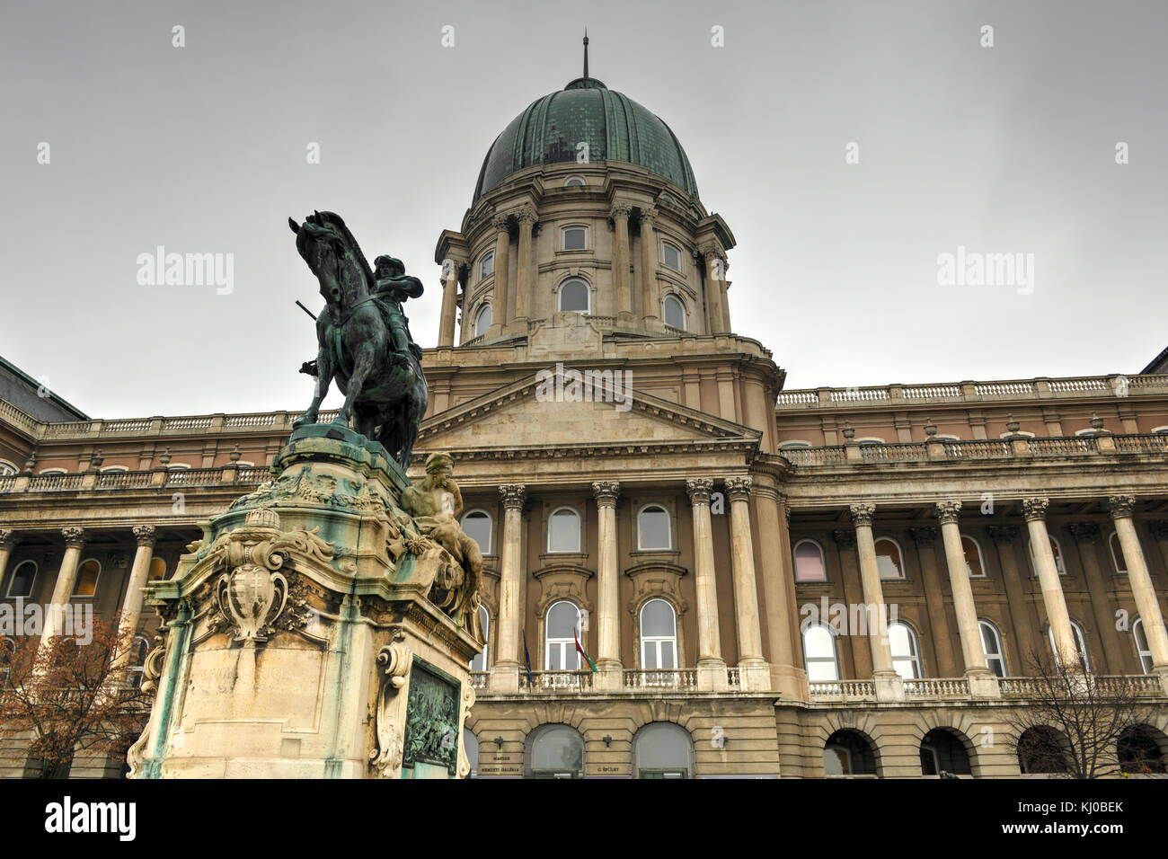 Le château de Buda et la statue du prince Eugène de Savoie, Budapest, Hongrie. Banque D'Images