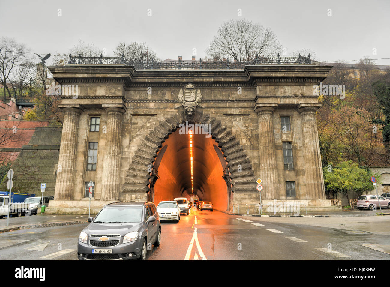 Budapest, Hongrie - le 28 novembre 2014 : l'adam clark tunnel à travers la colline du château à Budapest, Hongrie sur une journée bien remplie. Banque D'Images