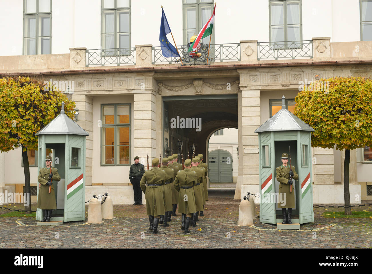Budapest, Hongrie - le 28 novembre 2014 Cérémonie de l'évolution. près de gardes du palais présidentiel à Budapest, Hongrie. Banque D'Images