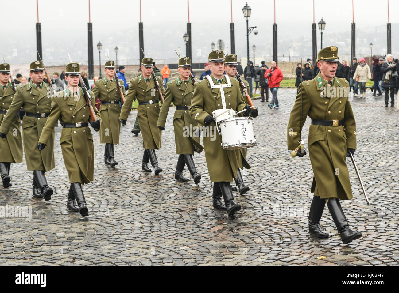 Budapest, Hongrie - le 28 novembre 2014 Cérémonie de l'évolution. près de gardes du palais présidentiel à Budapest, Hongrie. Banque D'Images