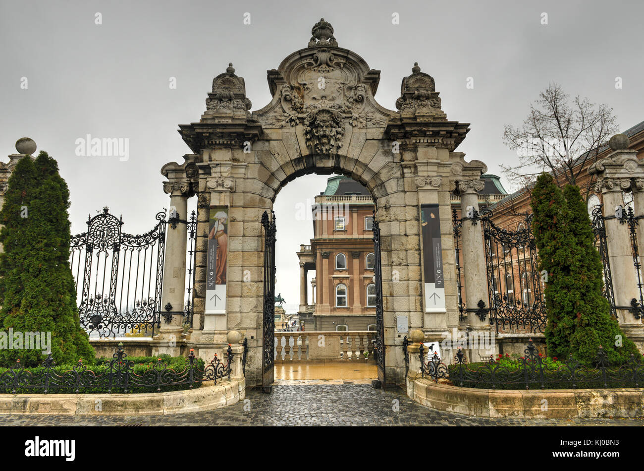 Budapest en voûte très ornées, passerelle vers le quartier du château ou palais royal de Hongrie. Banque D'Images