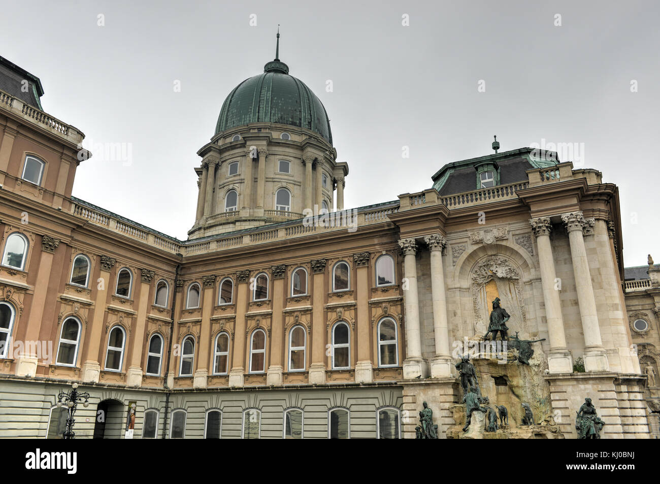 Matthias fontaine dans la cour intérieure du nord-ouest du palais royal (château de Buda), célèbre site historique de Budapest, Hongrie. Banque D'Images